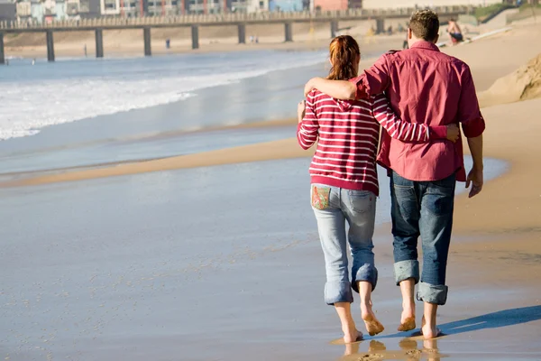 Νεαρό ζευγάρι περπατά στην παραλία — Φωτογραφία Αρχείου