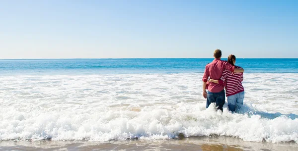 Unga par på stranden — Stockfoto