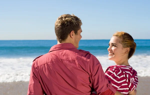 Jovem casal na praia — Fotografia de Stock