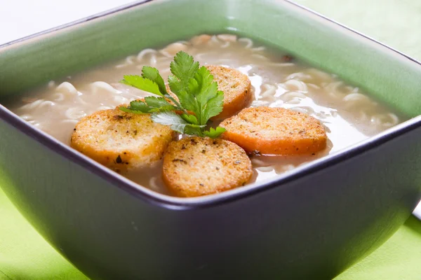 Sopa de macarrão com croutons e coentro — Fotografia de Stock