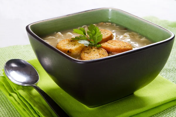 Sopa de fideos con croutons y cilantro — Foto de Stock