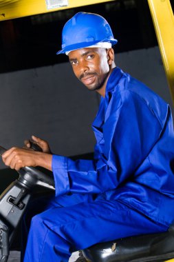 Afro-Amerikan forklift sürücüsü fabrikası