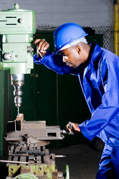 Afroamerikanska borrning Maskinoperatör i workshop — Stockfoto