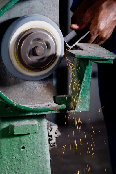 Homem trabalhando na máquina de moagem com metal — Fotografia de Stock