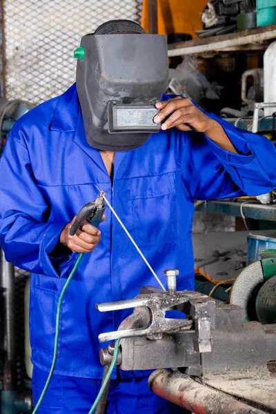 Soldador industrial africano trabajando en taller — Foto de Stock
