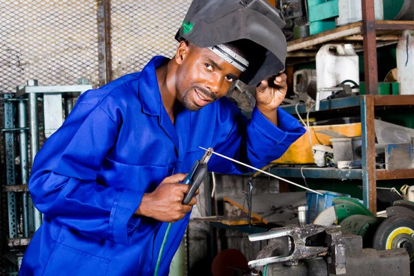 Glücklicher afrikanisch-amerikanischer Schweißer in Werkstatt — Stockfoto