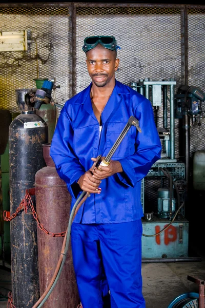 Soldador masculino africano com máquina de solda a gás — Fotografia de Stock