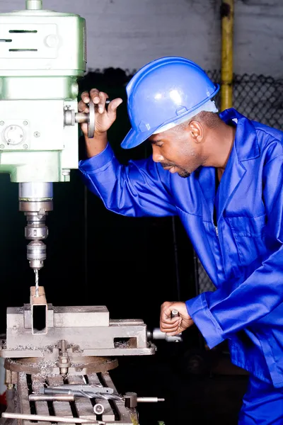 Trabalhador da fábrica afro-americana trabalhando em oficina — Fotografia de Stock