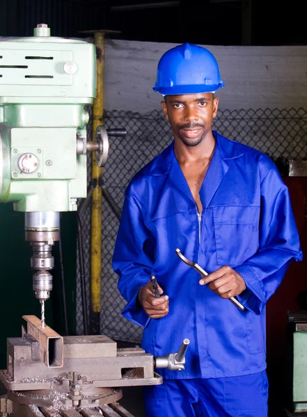 Portrét africké americké strojník v továrně workshop — Stock fotografie