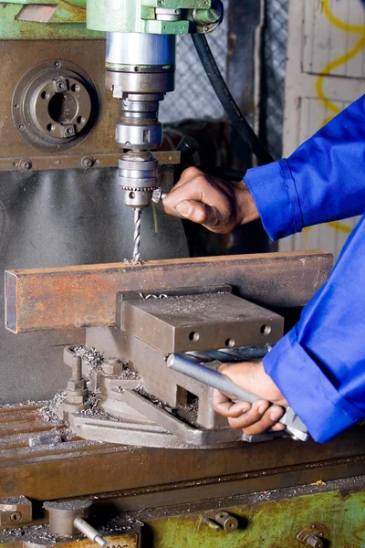 Operador que trabaja en la máquina de perforación industrial en taller — Foto de Stock