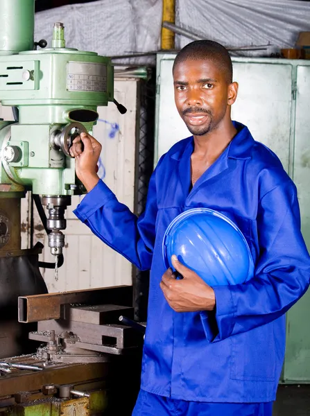 Africano americano industrial trabalhador colarinho azul em oficina — Fotografia de Stock