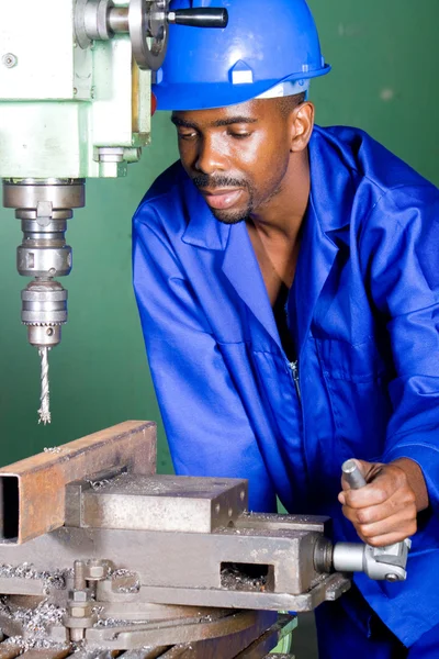 Afrikanska industriella maskinisten arbetar i verkstaden — Stockfoto