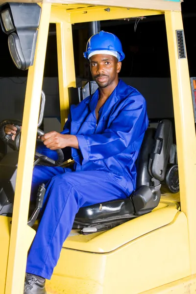 Autista afroamericano di carrelli elevatori — Foto Stock