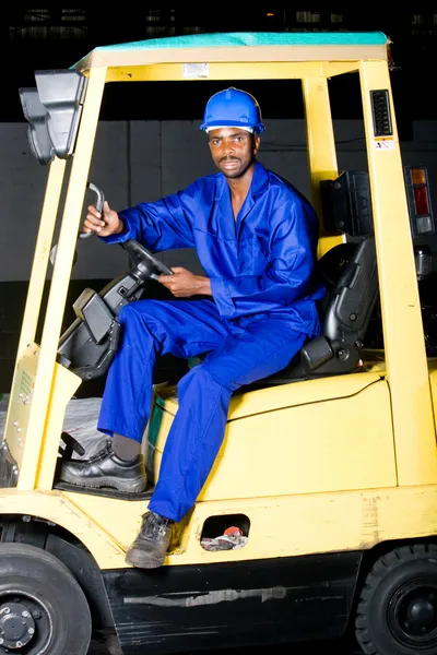 Autista di carrelli elevatori industriali afroamericani su carrello elevatore — Foto Stock