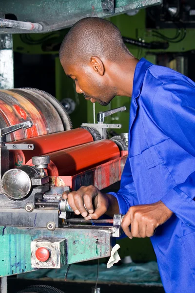 Afrikaanse drukpers exploitant op het werk — Stockfoto