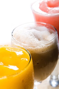 karışık soğuk renkli içecekler