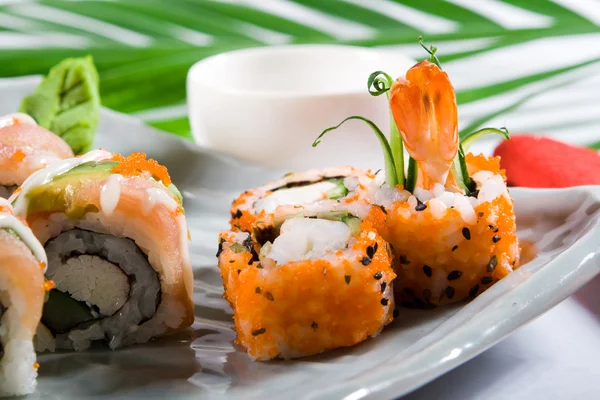 Rolos de sushi japonês — Fotografia de Stock