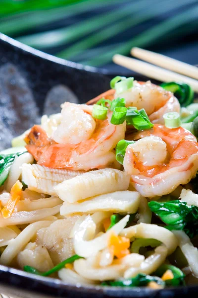 Macarrão de frutos do mar estilo chinês closeup — Fotografia de Stock