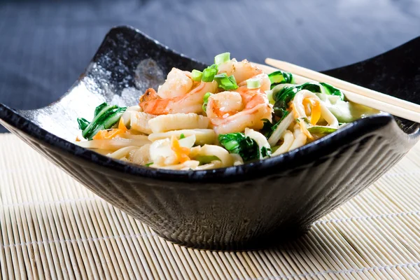Fideos de mariscos de estilo chino en un tazón — Foto de Stock