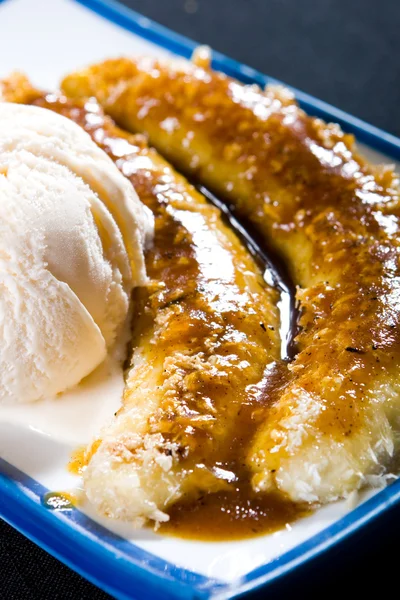 Deep fried banana and ice cream dessert — Stock Photo, Image