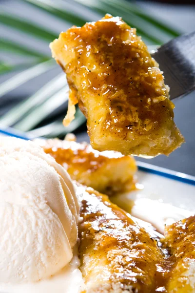 Deep fried banana and ice cream dessert — Stock Photo, Image