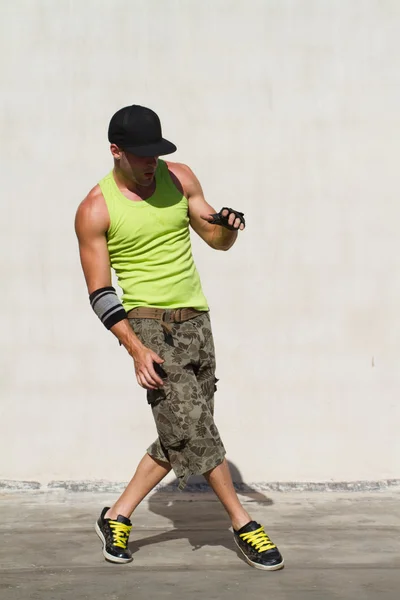 Young man doing break dance outdoors — Stock Photo, Image