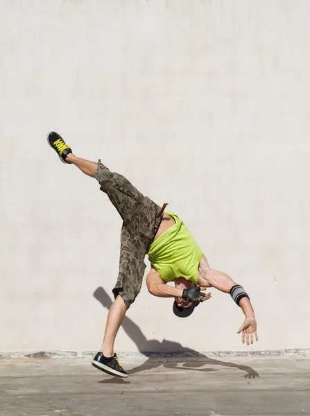 Genç adam açık havada break dans — Stok fotoğraf