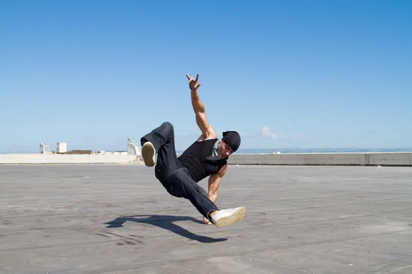 Genç adam hip hop dans açık havada — Stok fotoğraf