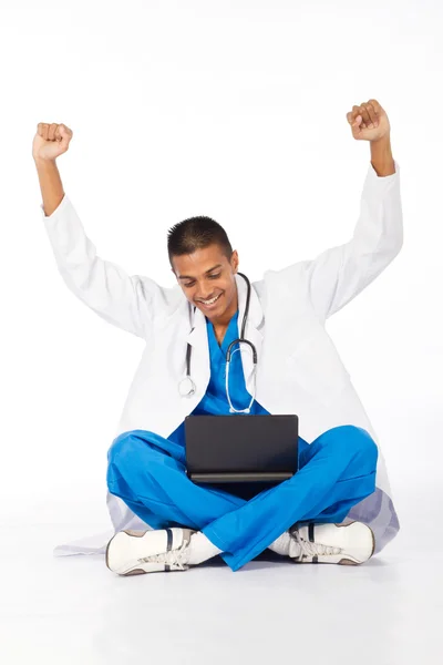 Alegre índio médico interno braços para cima — Fotografia de Stock