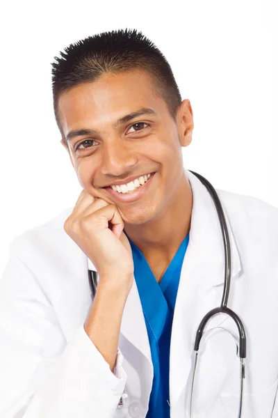 Portret van een jonge Indiase mannelijke medische werknemer — Stockfoto