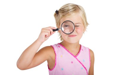 güzel küçük bir kız bir büyüteç arıyor