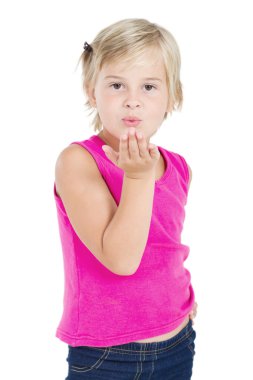 sevimli küçük kız öpücük üfleme