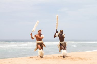 Afrikalı zulu adam kumsalda dans