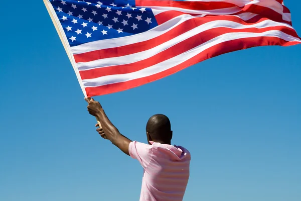 アメリカ国旗を持つアフリカ系アメリカ人の男 — ストック写真