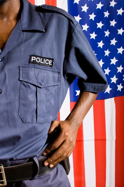 Polizist, Hintergrund ist amerikanische Flagge — Stockfoto