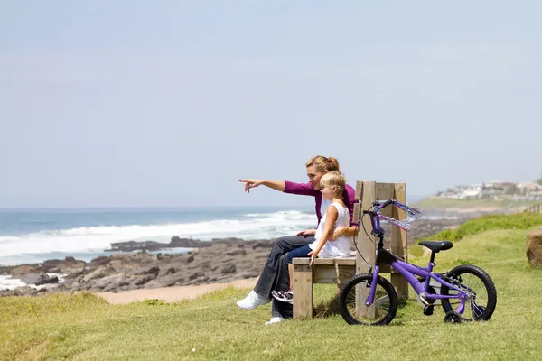 Jeune mère et petite fille assise sur le banc de plage — Photo