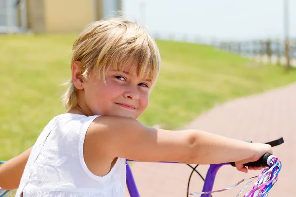 Petite fille à vélo en plein air — Photo