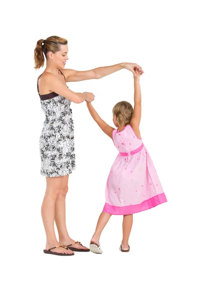 Glückliche Mutter und Tochter tanzen auf weißem Hintergrund — Stockfoto