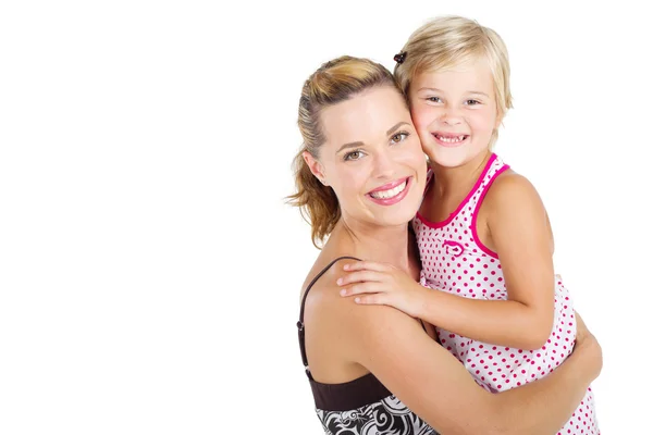 Mooi meisje haar moeder knuffelen in studio — Stockfoto