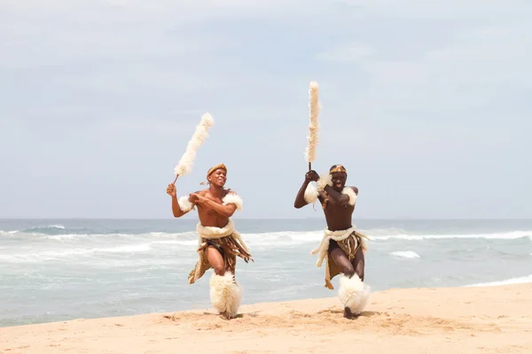 Afrikanska zulu man dansa på stranden — Stockfoto