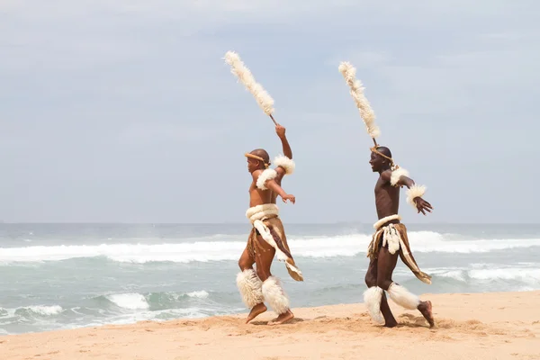 Dos zulúes africanos bailando en la playa — Foto de Stock