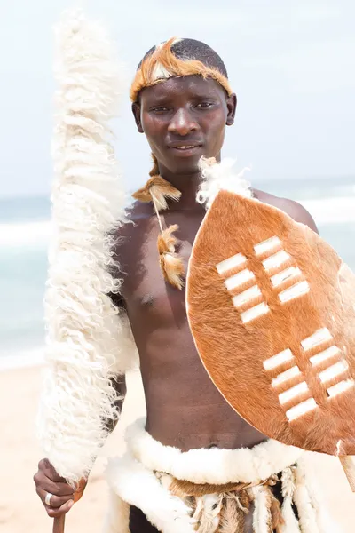 Plajda geleneksel kıyafetleri ile yerli Afrikalı adamın — Stok fotoğraf