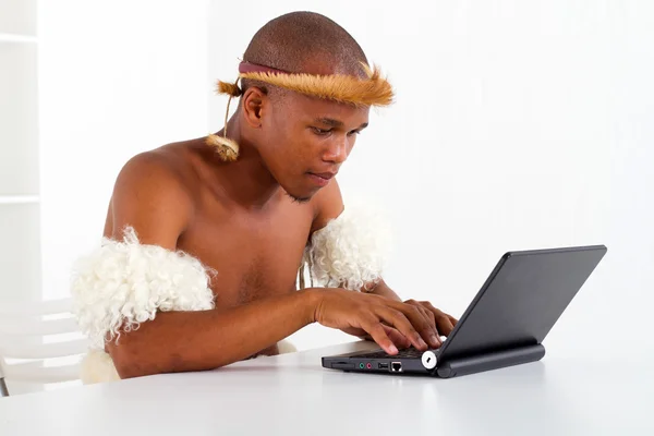 Traditional african tribal man learning computer — Stock Photo, Image