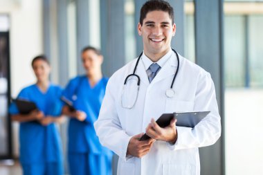 tıbbi bir doktor ve hastane personeli