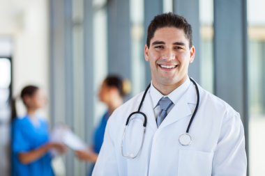 Hastanede mutlu erkek doktor portresi