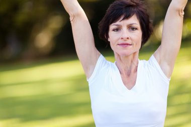 germe egzersiz yaparak orta yaşlı kadın