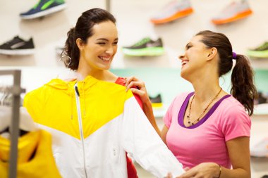 iki genç kadınlar için spor giyim alışveriş merkezinde alışveriş