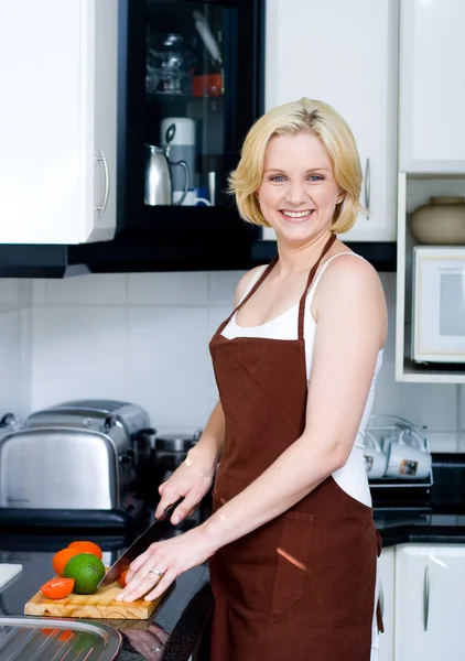 Mulher feliz cozinhar na cozinha — Fotografia de Stock