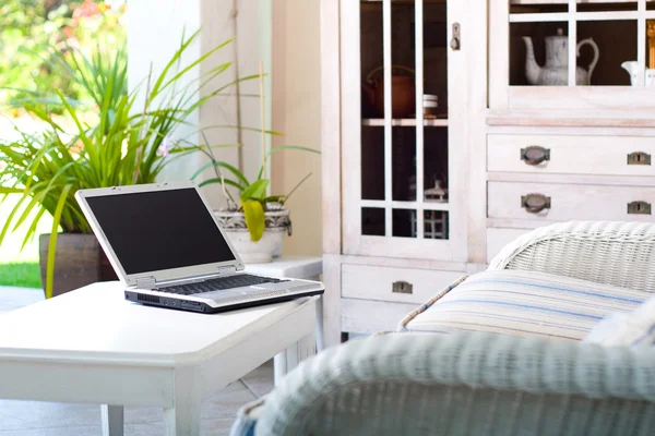 Modernes Wohnzimmer mit Laptop — Stockfoto