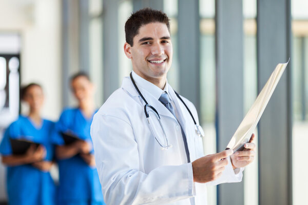 Médecin moderne tenant patients film radiographique — Image Médecin moderne tenant patients film radiographique — Photo